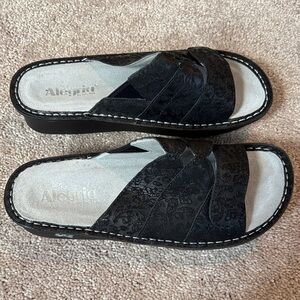 Alegria Women's Black Embossed Mules